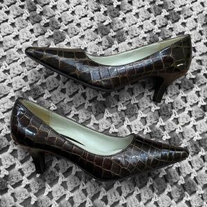 Alligator print pumps 🖤